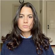 Laureata in Lettere Moderne impartisce lezioni in italiano, storia, geografia e latino a studenti di scuola media e superiore